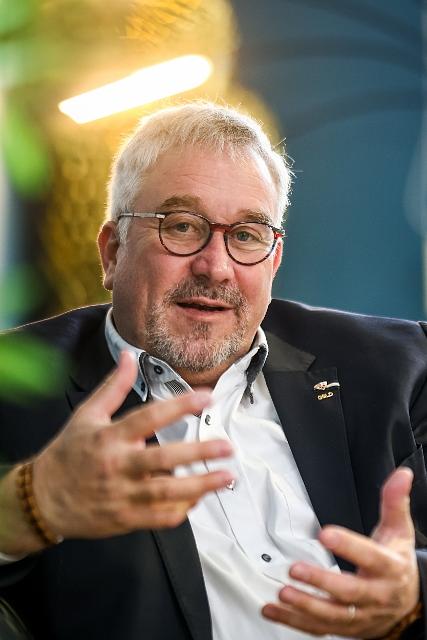David Huber im Gespräch mit drei Autoren auf LinkedIn episode artwork